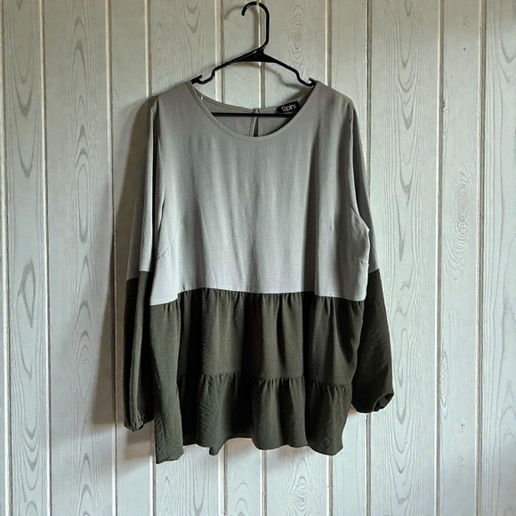Spin Women's Size XL -2XL Two-Tone Long Sleeve Top - Picture 4 of 9
